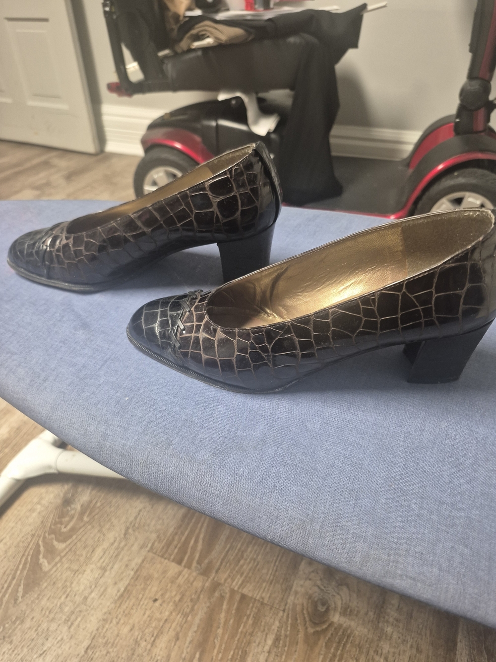 Vintage 90s Stuart Weitzman Croc Embossed Patent Leather Heels Quiet Luxury